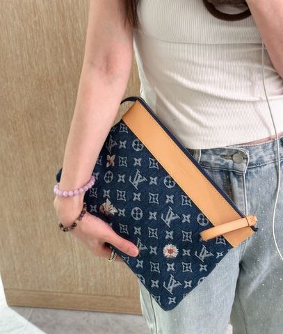 TÚI CẦM TAY NAM NỮ L V POCHETTE VOYAGE SOUPLE MONOGRAM FLOWERS DENIM VIỀN DA BÒ