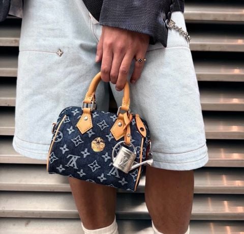 TÚI NAM NỮ L V SPEEDY 18 BANDOULIÈRE MONOGRAM FLOWERS DENIM THÊU HOA, KÈM DÂY ĐEO THÁO RỜI