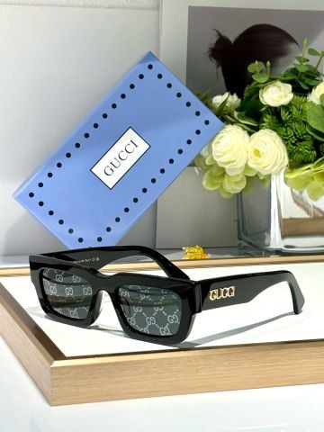 KÍNH RÂM NAM NỮ G C DÁNG CHỮ NHẬT BẢN TO – TRÒNG GG MONOGRAM, CÀNG LOGO NỔI
