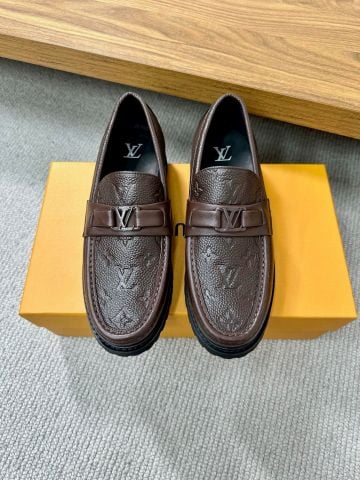 GIÀY NAM LOAFER L V LOGO DẬP NỔI & KHÓA LV SIGNATURE