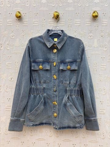 ÁO KHOÁC NỮ SCH DENIM WASH CỔ BẺ CÚC KIM LOẠI ĐIÊU KHẮC THU EO TÔN DÁNG