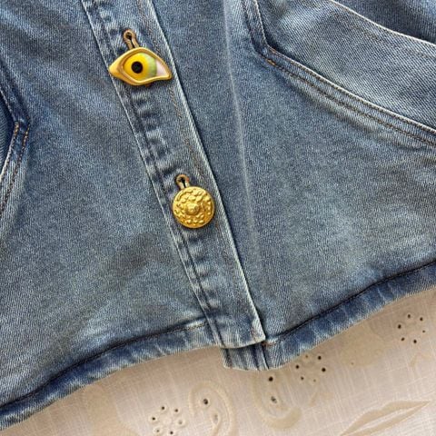 ÁO KHOÁC NỮ SCH DENIM WASH CỔ BẺ CÚC KIM LOẠI ĐIÊU KHẮC THU EO TÔN DÁNG