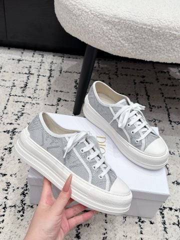 GIÀY SNEAKER NỮ D R WALK’N PLATFORM OBLIQUE THÊU NỔI – ĐẾ CAO 4,5CM