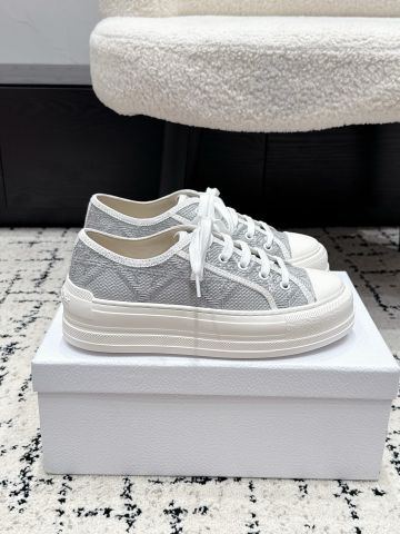 GIÀY SNEAKER NỮ D R WALK’N PLATFORM OBLIQUE THÊU NỔI – ĐẾ CAO 4,5CM
