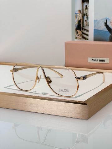 KÍNH RÂM NỮ MIU MIU AVIATOR OVERSIZE – GỌNG KIM LOẠI MẢNH, CHI TIẾT PHA LÊ Ở CÀNG