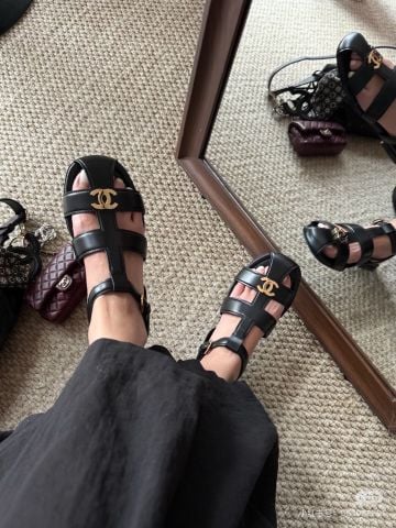 SANDAL NỮ C H N L T-STRAP ROMAN PHOM BẸT DA BÒ