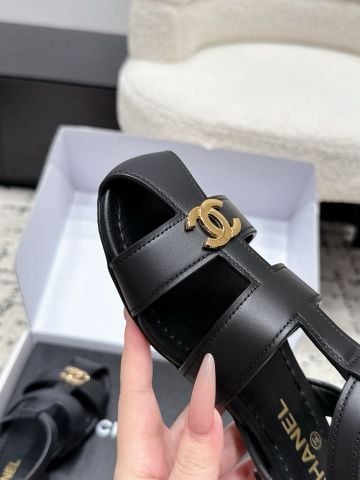 SANDAL NỮ C H N L T-STRAP ROMAN PHOM BẸT DA BÒ