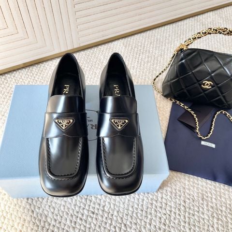 GIÀY LOAFER NỮ PRAD MŨI VUÔNG, GÓT THẤP ÊM – PHONG THÁI TINH GỌN