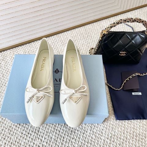 GIÀY NỮ PRAD* BALLET FLATS NƠ BƯỚM – PHIÊN BẢN 2025, DA BÓNG
