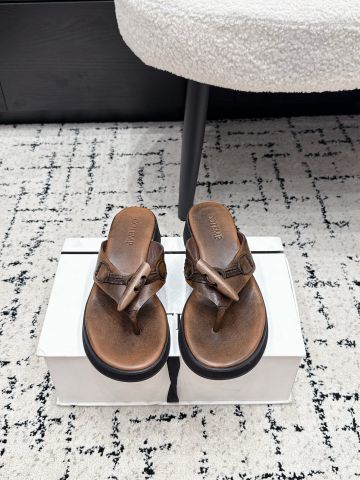 DÉP NỮ L W TOGGLE THONG SANDAL ĐẾ DÀY – DÁNG XỎ NGÓN DA BÊ PHỐI NÚT GÀI THỦ CÔNG