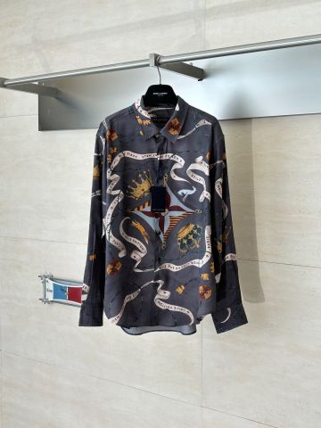 ÁO SƠ MI NAM L V HOẠ TIẾT VƯƠNG MIỆN & DẢI RUY BĂNG BIỂU TƯỢNG