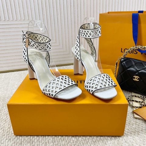 SANDAL CAO GÓT L*V  PHIÊN BẢN 2025 – HOA ĐỤC LỖ MONOGRAM – GÓT KHỐI 10CM