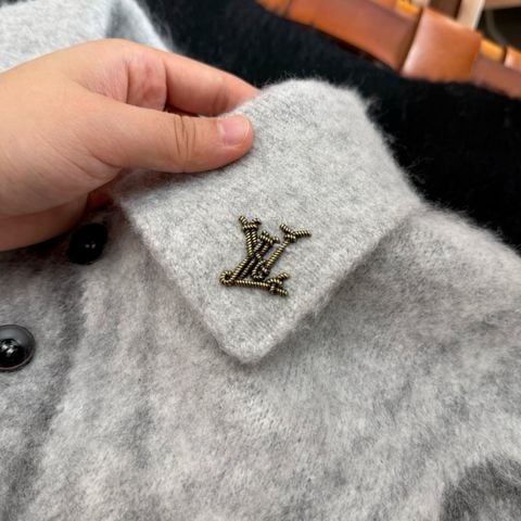 ÁO LEN CỔ BẺ NAM NỮ L V – HOẠ TIẾT LOANG ZIGZAG ẤN TƯỢNG, FORM DÁNG SANG TRỌNG, LEN PHA MỀM MỊN