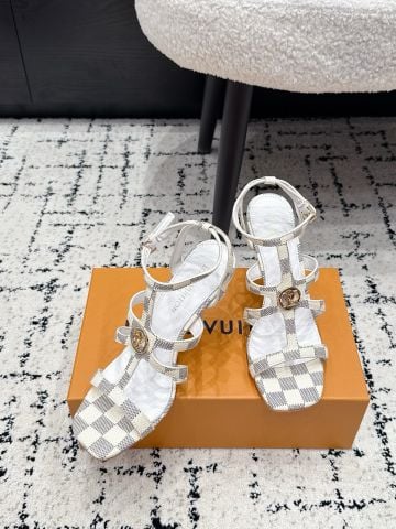 GIÀY CAO GÓT NỮ SANDAL PHOM VUÔNG – QUAI MẢNH ĐAN THANH LỊCH, LOGO KIM LOẠI, GÓT 9.5CMÓT TRỤ THANH LỊCH
