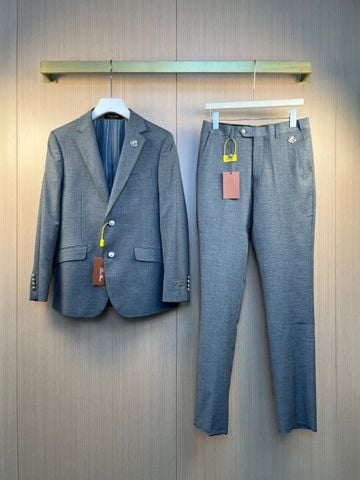 BỘ VEST NAM LP PHOM CHUẨN QUÝ ÔNG – HUY HIỆU NGỰC SANG TRỌNG & LOGO KIM LOẠI TAY ÁO, LỊCH LÃM CHẤT RIÊNG