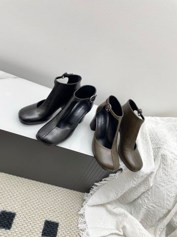 BOOT NỮ LMR FORM ANKLE BOOT CUT-OUT V – MŨI VUÔNG BO TRÒN, GÓT THÔ 6CM THANH LỊCH SẮC SẢO