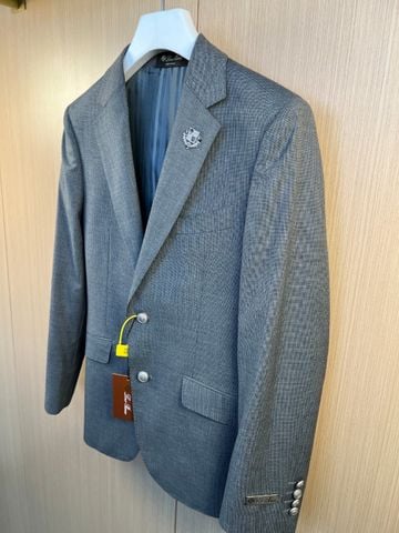 BỘ VEST NAM LP PHOM CHUẨN QUÝ ÔNG – HUY HIỆU NGỰC SANG TRỌNG & LOGO KIM LOẠI TAY ÁO, LỊCH LÃM CHẤT RIÊNG