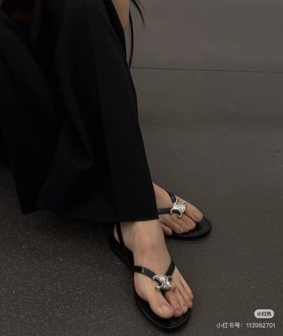 SANDAL KẸP NỮ PHOM FLAT QUAI MẢNH – KHÓA KIM LOẠI BIỂU TƯỢNG, DA BÒ & LÓT DA CỪU