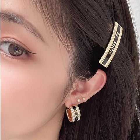 BÔNG TAI NỮ DI DÁNG VÒNG MINI VIỀN PHA LÊ NỀN MEN ĐEN SANG TRỌNG