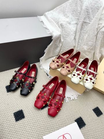 GIÀY BỆT NỮ VLTN ROMAN STUD QUAI ĐAN CHỮ V – ĐINH TÁN ICONIC, MŨI VUÔNG SANG GỌN