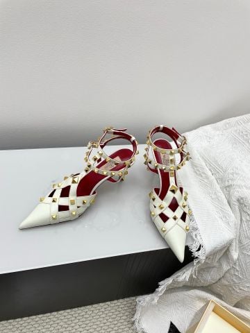 SANDAL CAO GÓT NỮ VLTN ROMAN STUD – ĐINH TÁN PYRAMID SẮC NÉT, MŨI NHỌN THANH, QUAI CÀI TÔN DÁNG