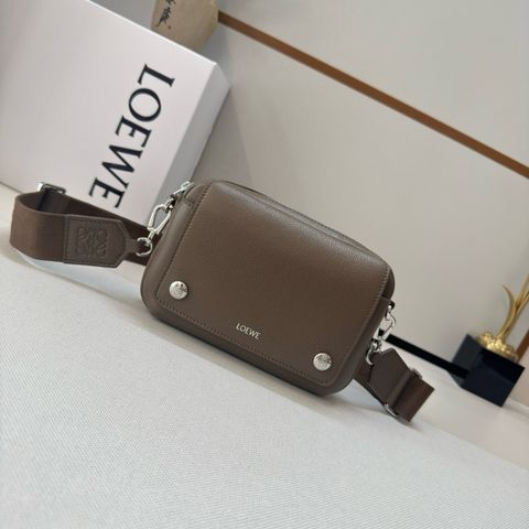 TÚI XÁCH NAM Loe*We* PEBBLE MINI – DA SẦN MỀM, DÂY ĐEO ANAGRAM