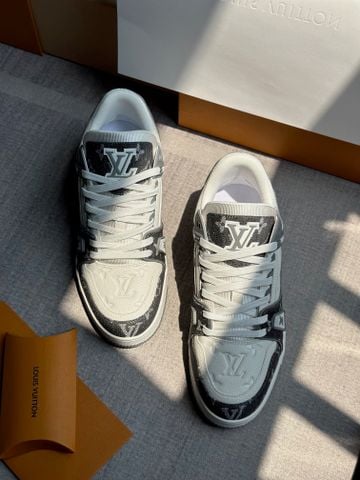 GIÀY SNEAKER NAM L V TRAINER DÁNG LOW-TOP MONOGRAM DENIM LOGO DẬP NỔI