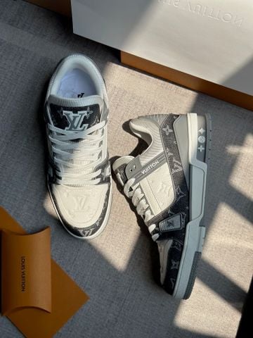 GIÀY SNEAKER NAM L V TRAINER DÁNG LOW-TOP MONOGRAM DENIM LOGO DẬP NỔI