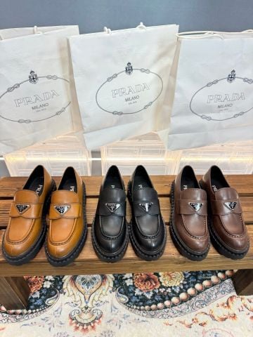 GIÀY LOAFER NAM NỮ PRD LOGO TAM GIÁC BIỂU TƯỢNG – ĐẾ DÀY PHOM GỌN SANG