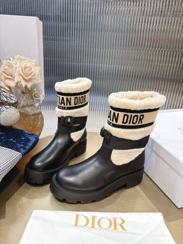 BOOT NỮ DR CỔ DỆT CHỮ SIGNATURE – DÁNG SNOW BOOT GỌN SANG, LÓT ẤM ÊM CHÂN