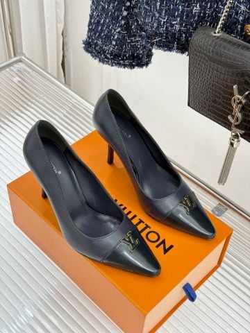 GIÀY CAO GÓT NỮ L V PHOM MŨI NHỌN SANG GỌN • LOGO KIM LOẠI SIGNATURE • FORM TÔN DÁNG