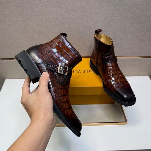 BOOT NAM L V DẬP VÂN CÁ SẤU – PHOM CAO GỌN GÀNG, KHÓA CÀI SIGNATURE