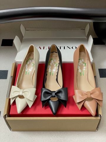 GIÀY CAO GÓT NỮ VLTN NƠ BẢN LỚN SIGNATURE – DÁNG MŨI NHỌN THANH MẢNH, TÔN CHÂN SANG TRỌNG