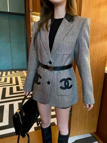 ÁO BLAZER NỮ CHA* PHỐI DA LẬT CỔ, ĐAI LƯNG DA LOGO ĐÔI SIÊU TÔN DÁNG