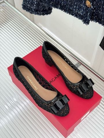 GIÀY GÓT THẤP NỮ F R G 26WF BOW CUT-OUT LOW HEEL PUMP PHOM MŨI TRÒN, HỌA TIẾT ĐAN RỖNG THỦ CÔNG