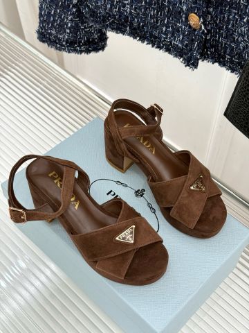 SANDAL CAO GÓT P R TRIANGLE LOGO CROSS-STRAP GÓT TRỤ 7,5CM DA LỘN SUEDE