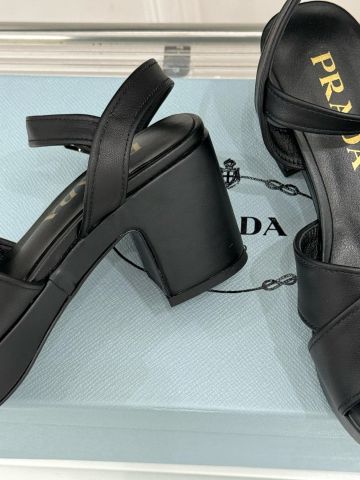 SANDAL CAO GÓT NỮ P R TRIANGLE LOGO QUAI CHÉO BẢN LỚN – PHOM PLATFORM GÓT TRỤ 7.5CM