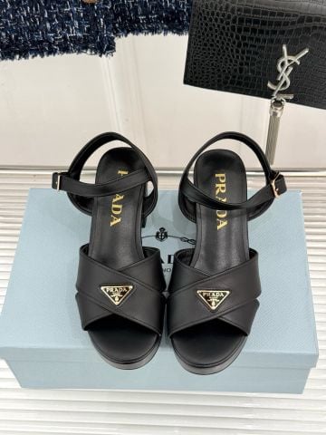 SANDAL CAO GÓT NỮ P R TRIANGLE LOGO QUAI CHÉO BẢN LỚN – PHOM PLATFORM GÓT TRỤ 7.5CM