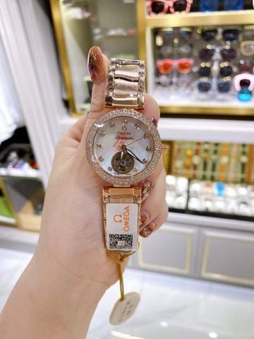 ĐỒNG HỒ NỮ OMG LADYMATIC TOURBILLON – MẶT XÀ CỪ LUNG LINH, NIỀNG ĐÁ TỎA SÁNG, TÔN CỔ TAY SANG CHẢNH