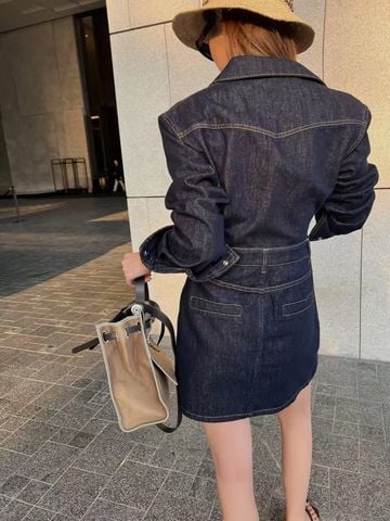 ƯU ĐÃI ĐẶC BIỆT | ĐẦM SƠ MI DENIM NỮ G C DÁNG NGẮN – CHIẾT EO TÔN DÁNG, HORSEBIT KIM LOẠI