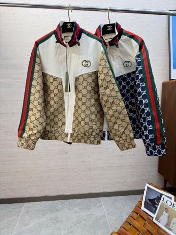 ÁO KHOÁC NAM GC CỔ BẺ DỰNG NHẸ – HOẠ TIẾT MONOGRAM PHỐI MẢNG, VIỀN SỌC THỂ THAO SANG, FORM GỌN DỄ PHỐI