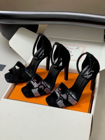 SANDAL CAO GÓT NỮ H M JOY “ARCANE” PHỐI ĐÁ TINH XẢO – MŨI VUÔNG HIỆN ĐẠI, QUAI CỔ CHÂN THANH MẢNH 10cm