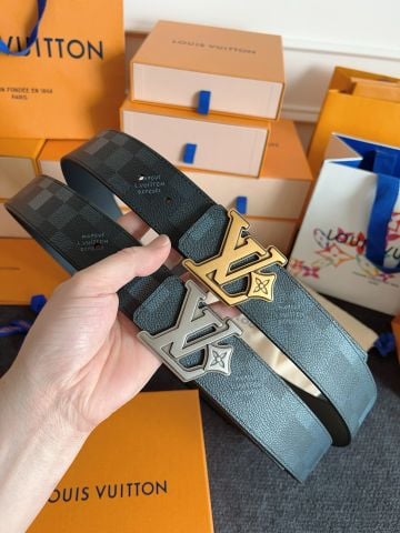 Chiếc thắt lưng L*V  bản 4cm với họa tiết Damier Graphite tinh tế là lựa chọn hoàn hảo để tôn lên phong cách lịch lãm cho phái mạnh