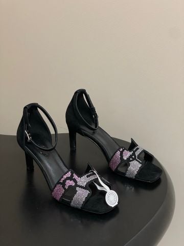 SANDAL CAO GÓT NỮ H M JOY “ARCANE” PHỐI ĐÁ TINH XẢO – MŨI VUÔNG HIỆN ĐẠI, QUAI CỔ CHÂN THANH MẢNH