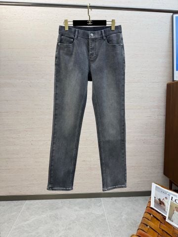 QUẦN JEANS NAM L V LOGO DẬP NỔI – ỐNG ĐỨNG CHUẨN PHOM, DENIM COTTON PHA CO GIÃN