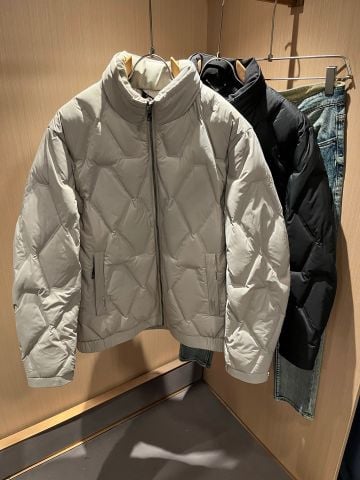 ÁO PHAO NAM LP FORM THOẢI MÁI – CỔ LẬT SANG TRỌNG, TRẦN HỌA TIẾT NỔI, LOGO KIM LOẠI TINH