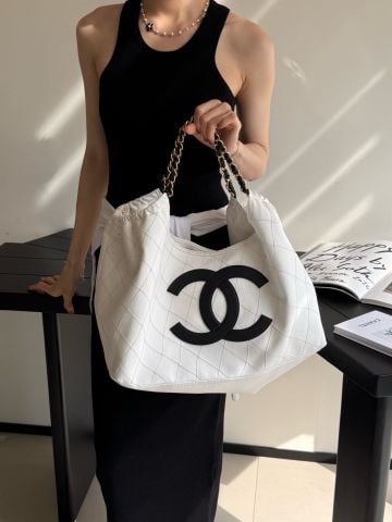 TÚI NỮ C H 26M COCO BEACH TOTE LIGHT BLUE – DENIM CHẦN Ô, CC DA BÊ CỠ LỚN, DÂY XÍCH PHỐI DA