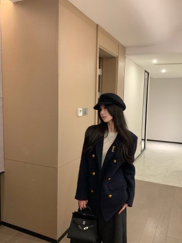 ÁO VEST NỮ YSL DÁNG VAI CHUẨN – SURI BOUCLÉ ALPACA-WOOL SIÊU ẤM NHẸ, GHIM CÀI CHỮ LỒNG MẠ VÀNG