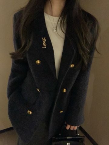 ÁO VEST NỮ YSL DÁNG VAI CHUẨN – SURI BOUCLÉ ALPACA-WOOL SIÊU ẤM NHẸ, GHIM CÀI CHỮ LỒNG MẠ VÀNG