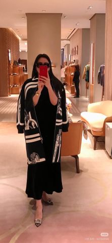 ÁO KHOÁC DẠ NỮ HERM* THÊU HÌNH NGHỆ THUẬT PHỐI DA CỪU DÁNG DÀI